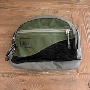 REI Lode Hiking Sling Travel Fanny Pack Shoulder Waistpack Green/Gray/Black OS